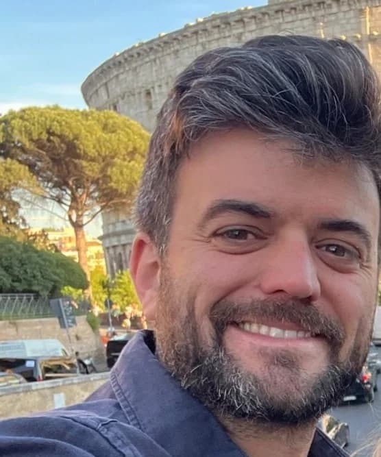 Álvaro Velasco Izquierdo, fundador de vecinOS, sonriendo en Roma.