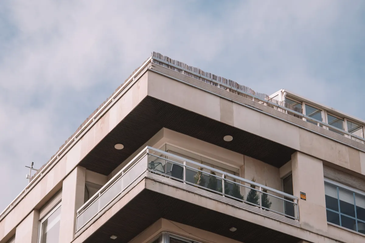 Fachada de un edificio residencial con balcones en Madrid